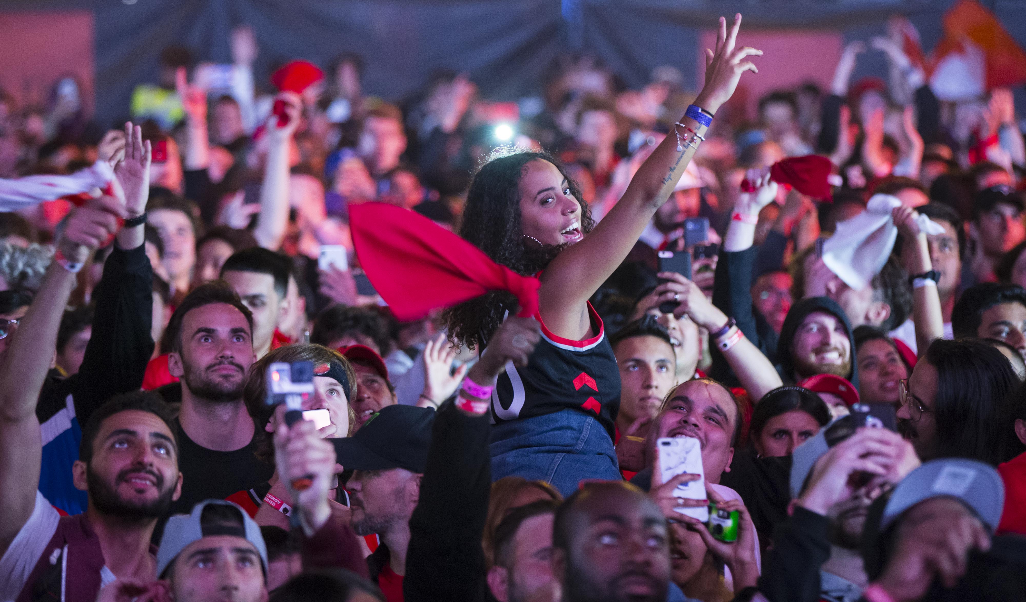 意大利球迷为本国篮球队送去加油