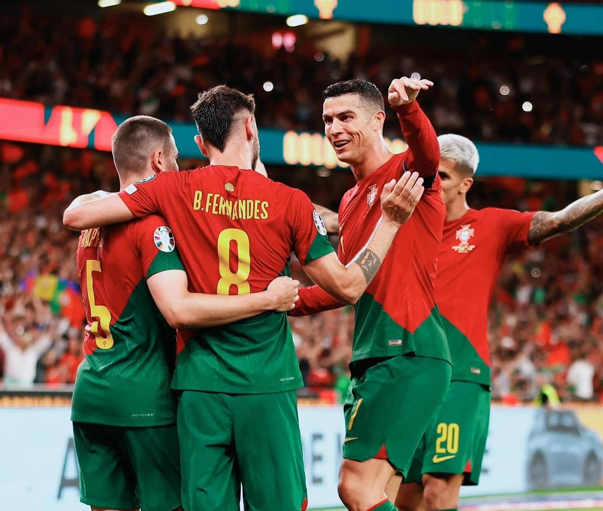 包含德国挑战西班牙，谁能笑到最后？的词条