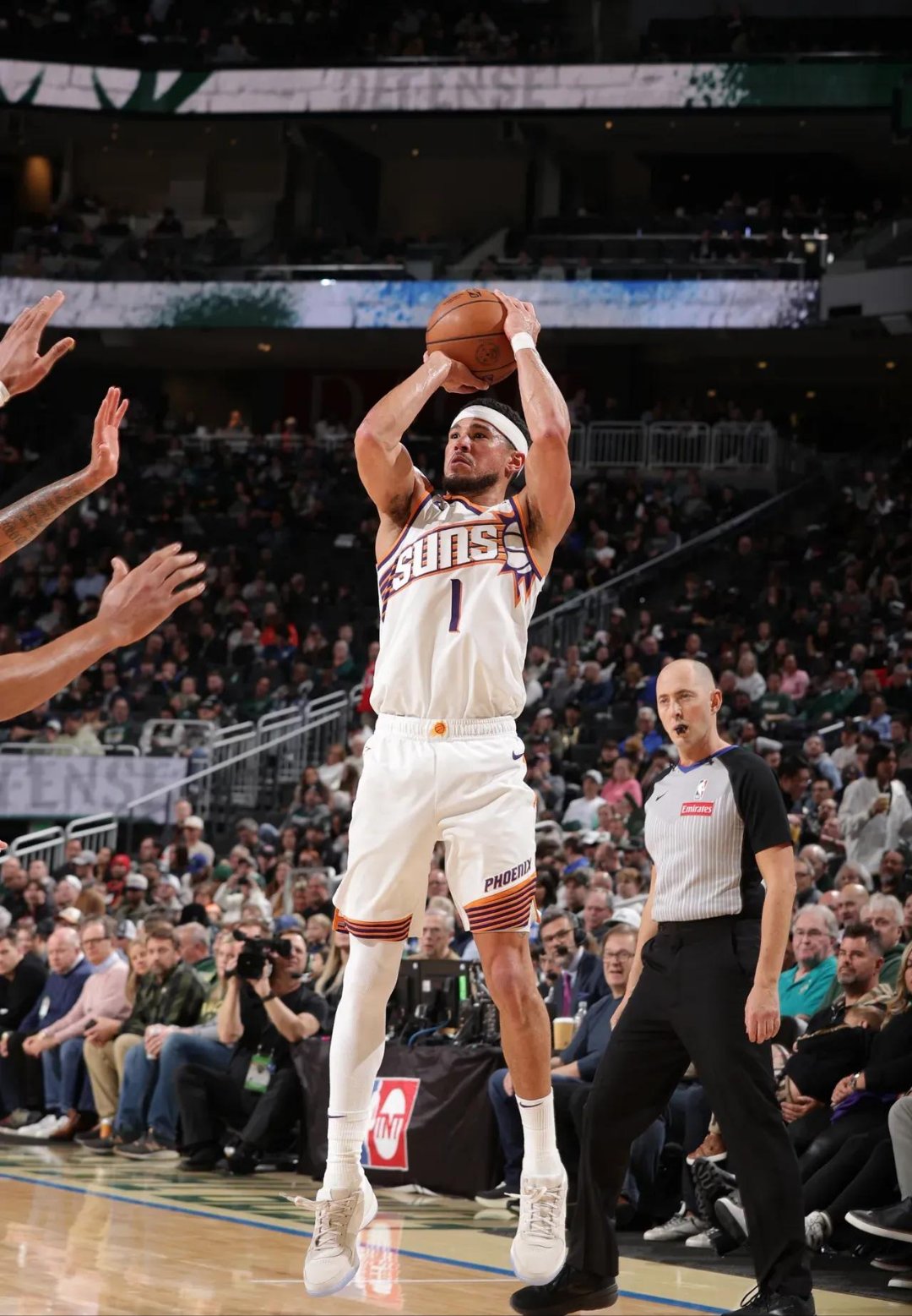 猛龙逆转快船，布克刷新纪录的简单介绍