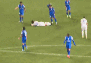 雷火电竞官网-帕尔马中场在比赛中遭遇红牌，球队不利