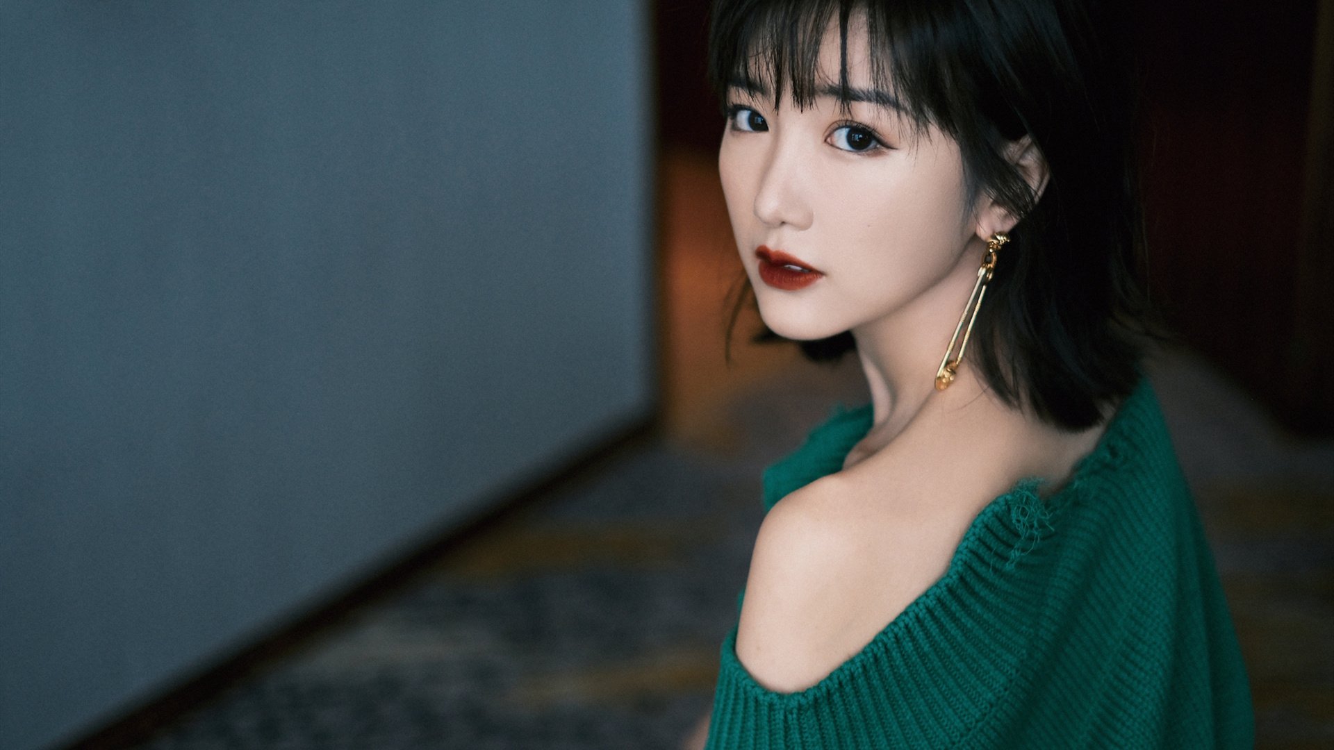 看到您提到的突尼斯决胜局带走卡塔尔，莱万成为关键先生，这似乎指向一场虚构的精彩对决。我将以此为灵感，创作一篇拥有唯一性的体育故事，其核心在于一场比赛、一次选择、一位英雄的独特轨迹